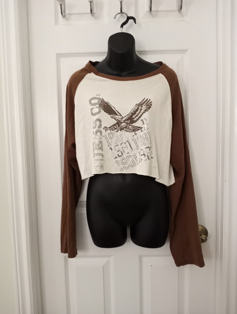 L Guess Two-Tone Brown and Cream Cropped Raglan Eagle Top